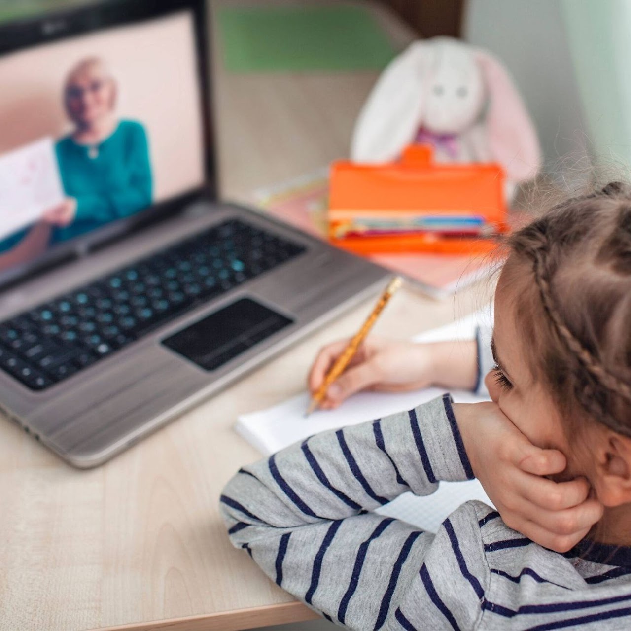 Student staying on track during an online lesson